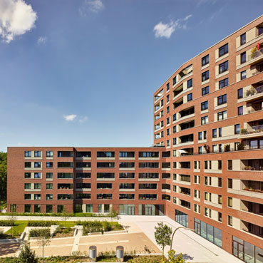 New apartments and shops are being erected on about 4.500 m2 of space on the site of the former Barmbek rail freight terminal.