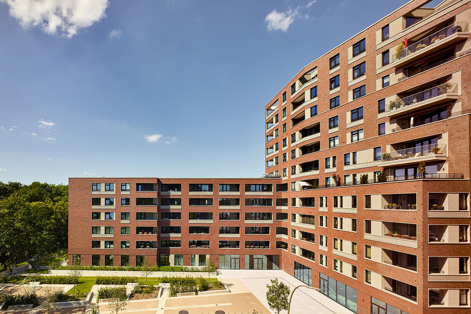 New apartments and shops are being erected on about 4.500 m2 of space on the site of the former Barmbek rail freight terminal.